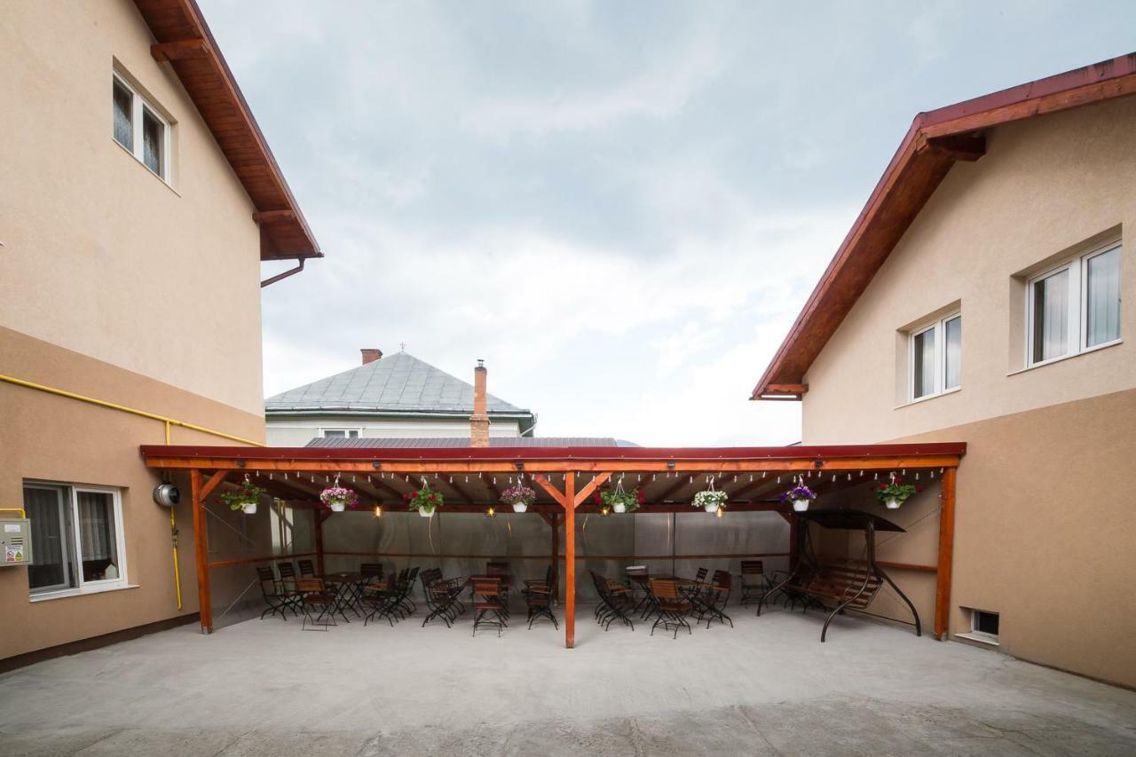 Отель Casa Burduhos Кымпулунг-Молдовенеск Экстерьер фото