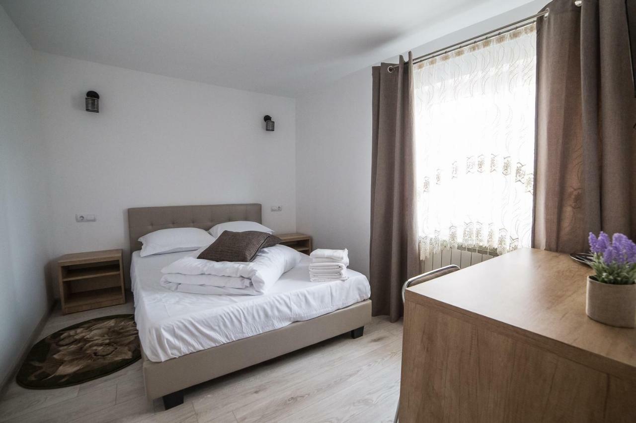 Отель Casa Burduhos Кымпулунг-Молдовенеск Экстерьер фото