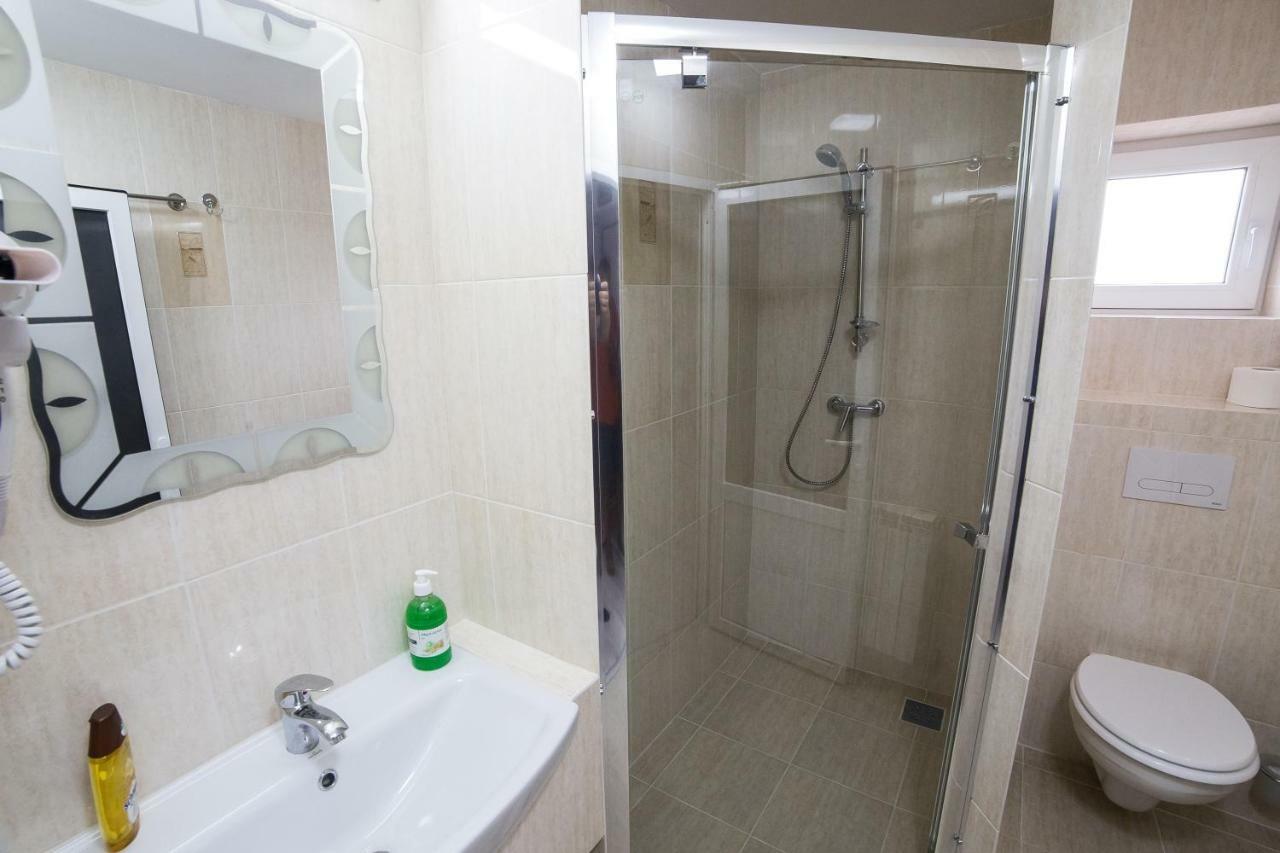 Отель Casa Burduhos Кымпулунг-Молдовенеск Экстерьер фото