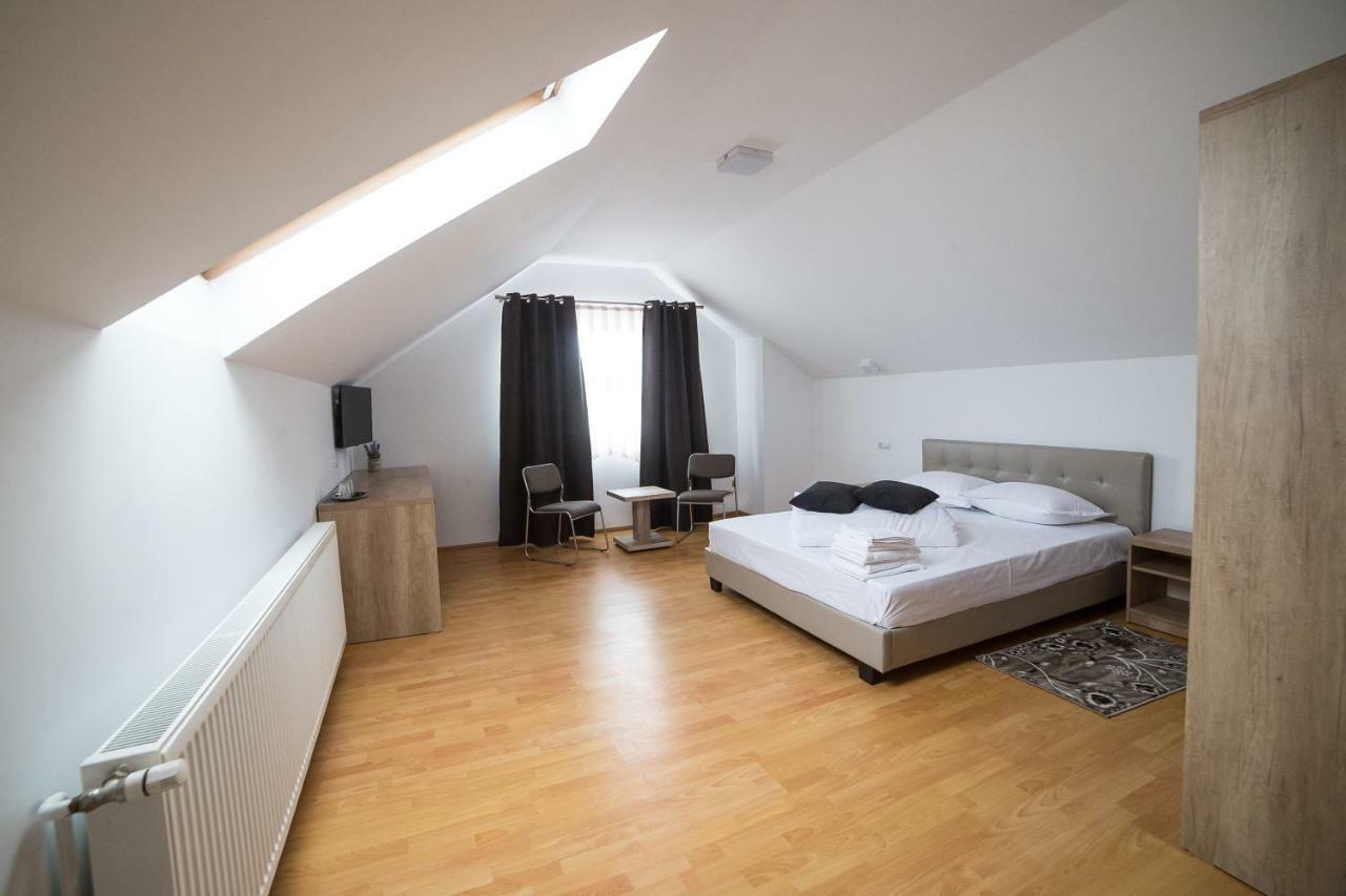 Отель Casa Burduhos Кымпулунг-Молдовенеск Экстерьер фото