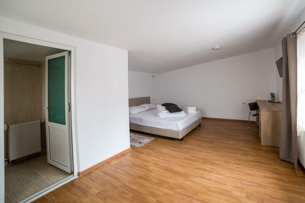Отель Casa Burduhos Кымпулунг-Молдовенеск Экстерьер фото