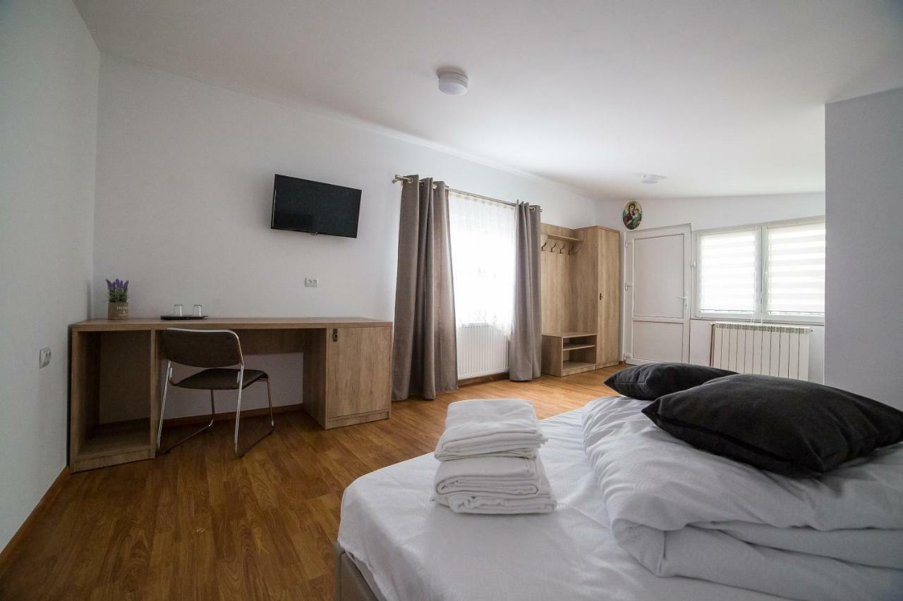 Отель Casa Burduhos Кымпулунг-Молдовенеск Экстерьер фото