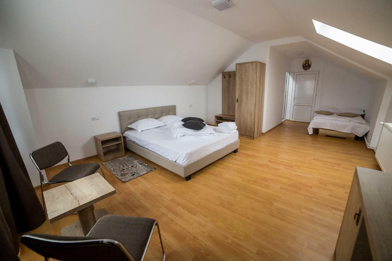 Отель Casa Burduhos Кымпулунг-Молдовенеск Экстерьер фото