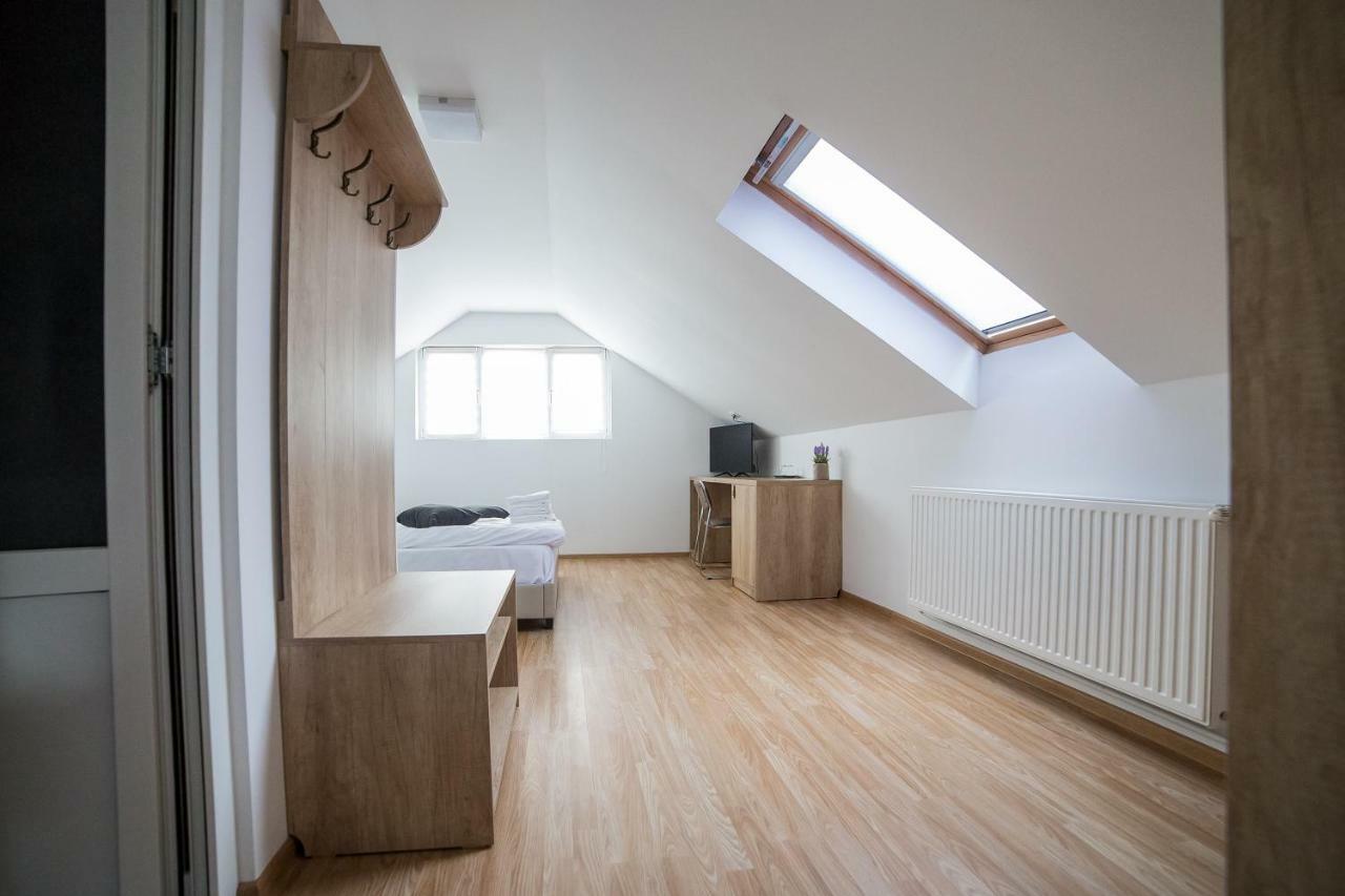 Отель Casa Burduhos Кымпулунг-Молдовенеск Экстерьер фото